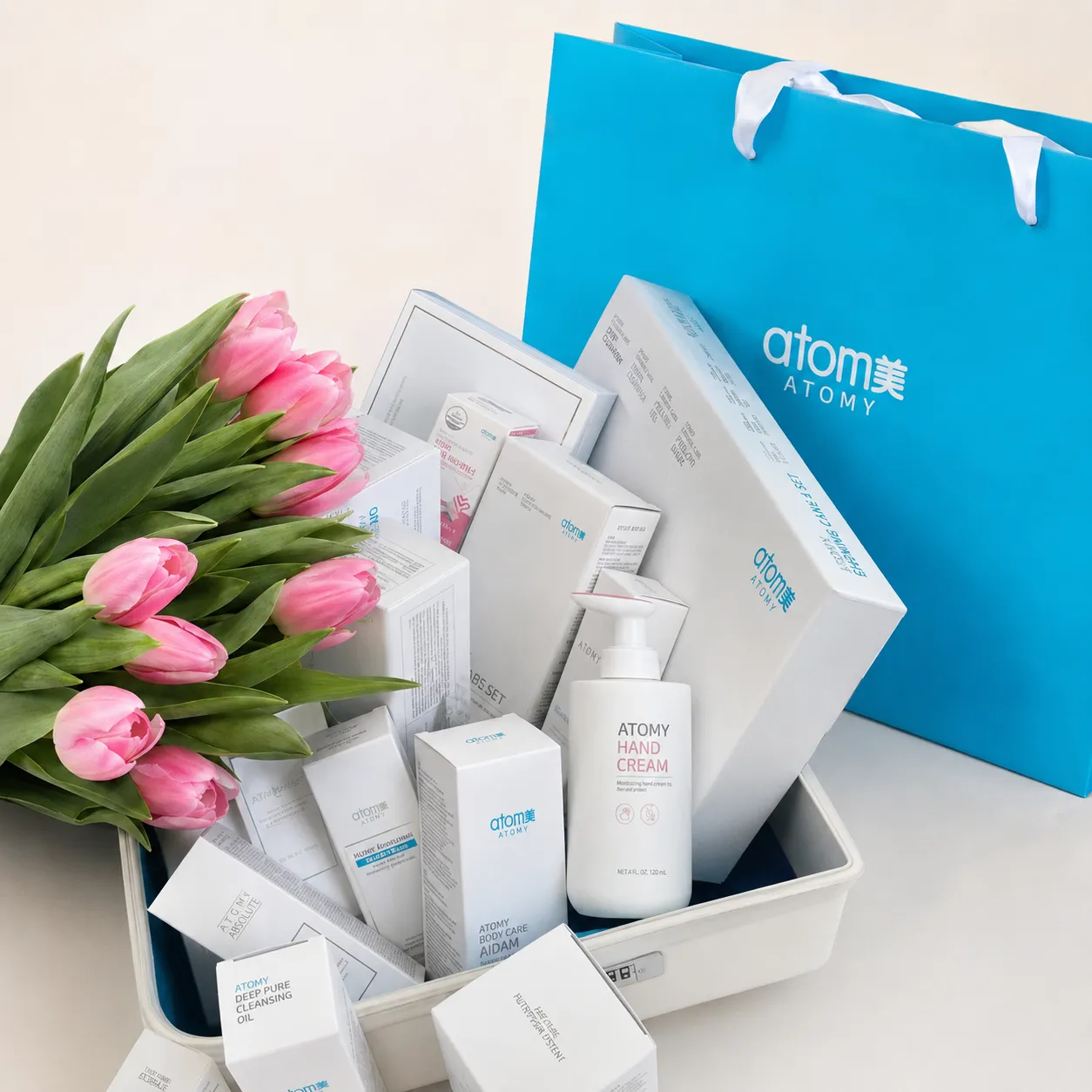 Корзина с продукцией ATOMY и тюльпанами